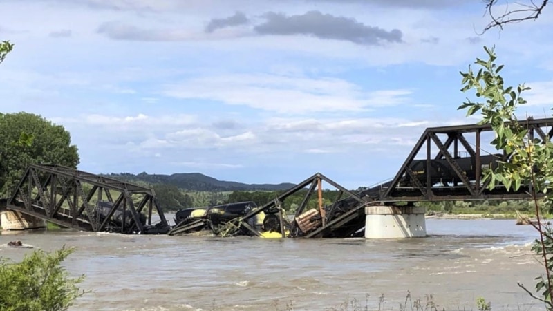 Se derrumba puente en Montana, cae tren de carga a río Yellowstone