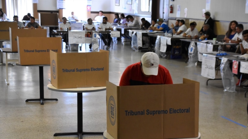 Guatemaltecos votan en baja afluencia en centro de votación de Washington