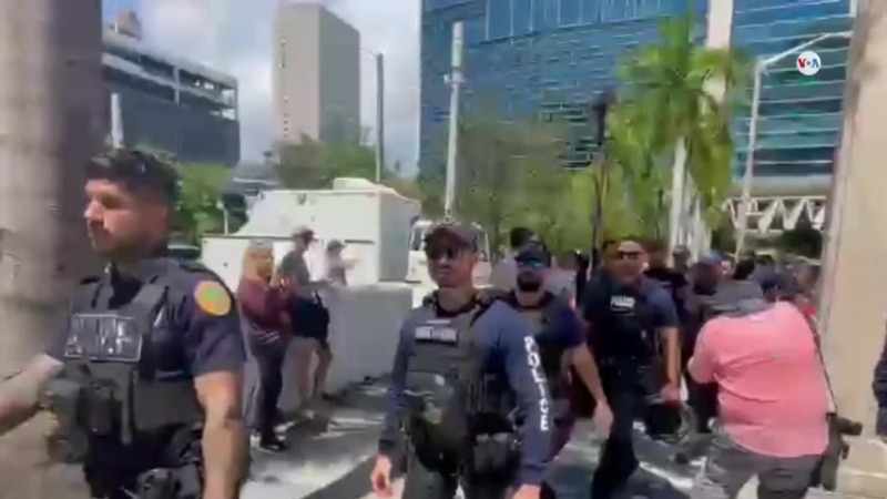 Unidades antidisturbios examinan alrededores de la Corte Federal de Miami