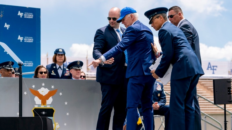 Biden tropieza y cae durante ceremonia de graduación de la Fuerza Aérea, se recupera enseguida