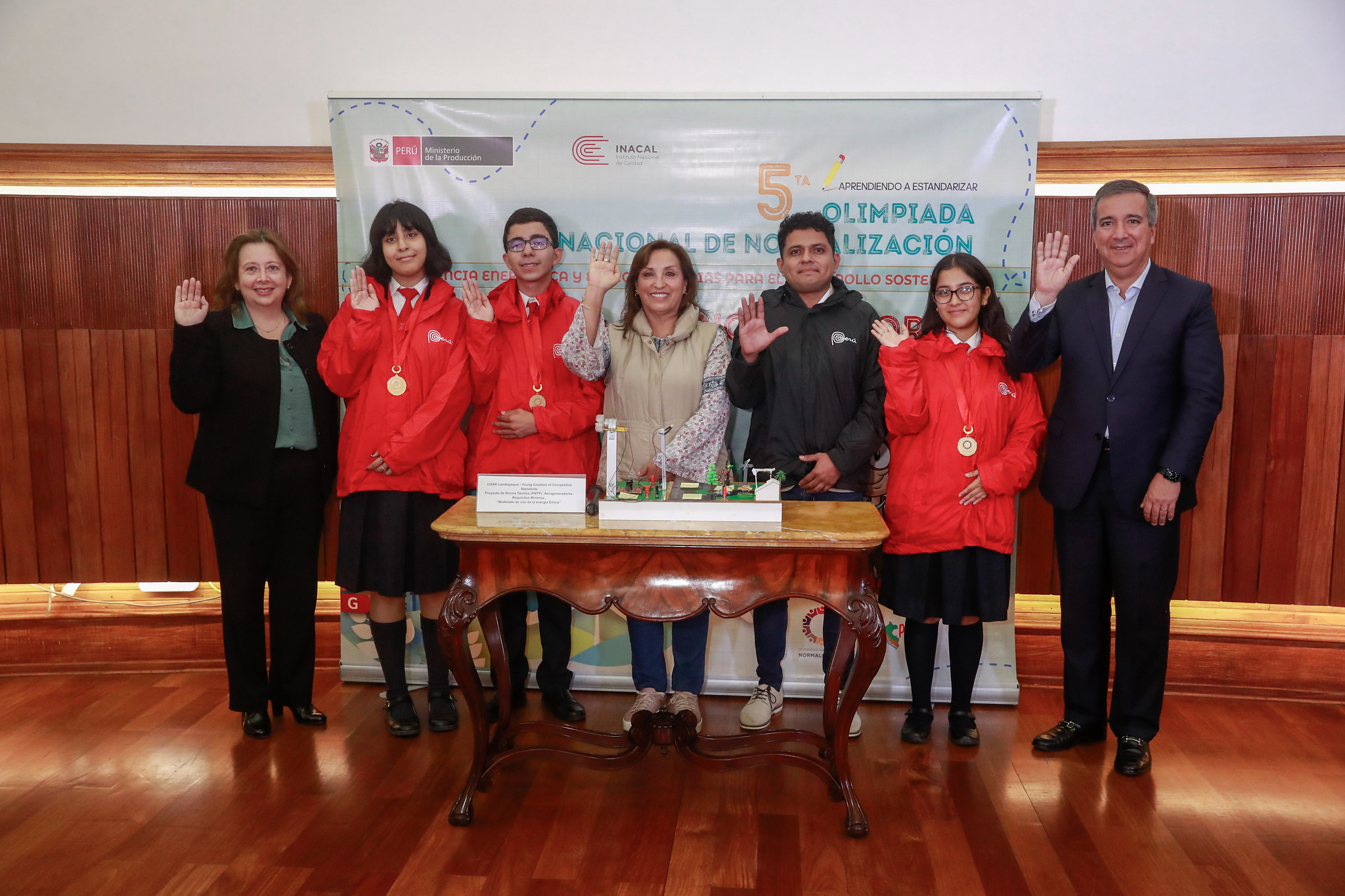 Presidenta Boluarte recibe a alumnos ganadores de olimpiada que promueve creatividad científica y cultura de la calidad