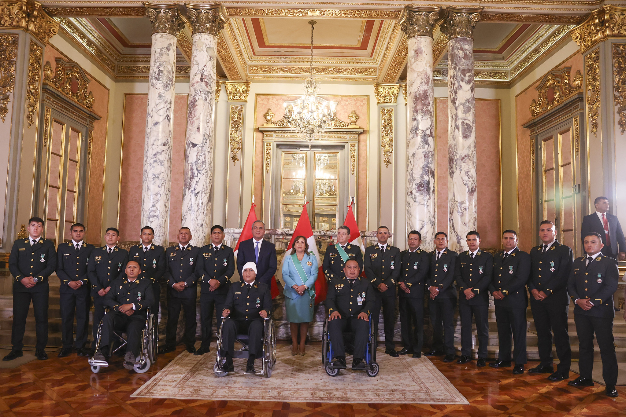 PERÚ: Presidenta condecora con la Orden al Mérito de la Policía Nacional a valerosos efectivos por sus destacadas labores en favor de la seguridad