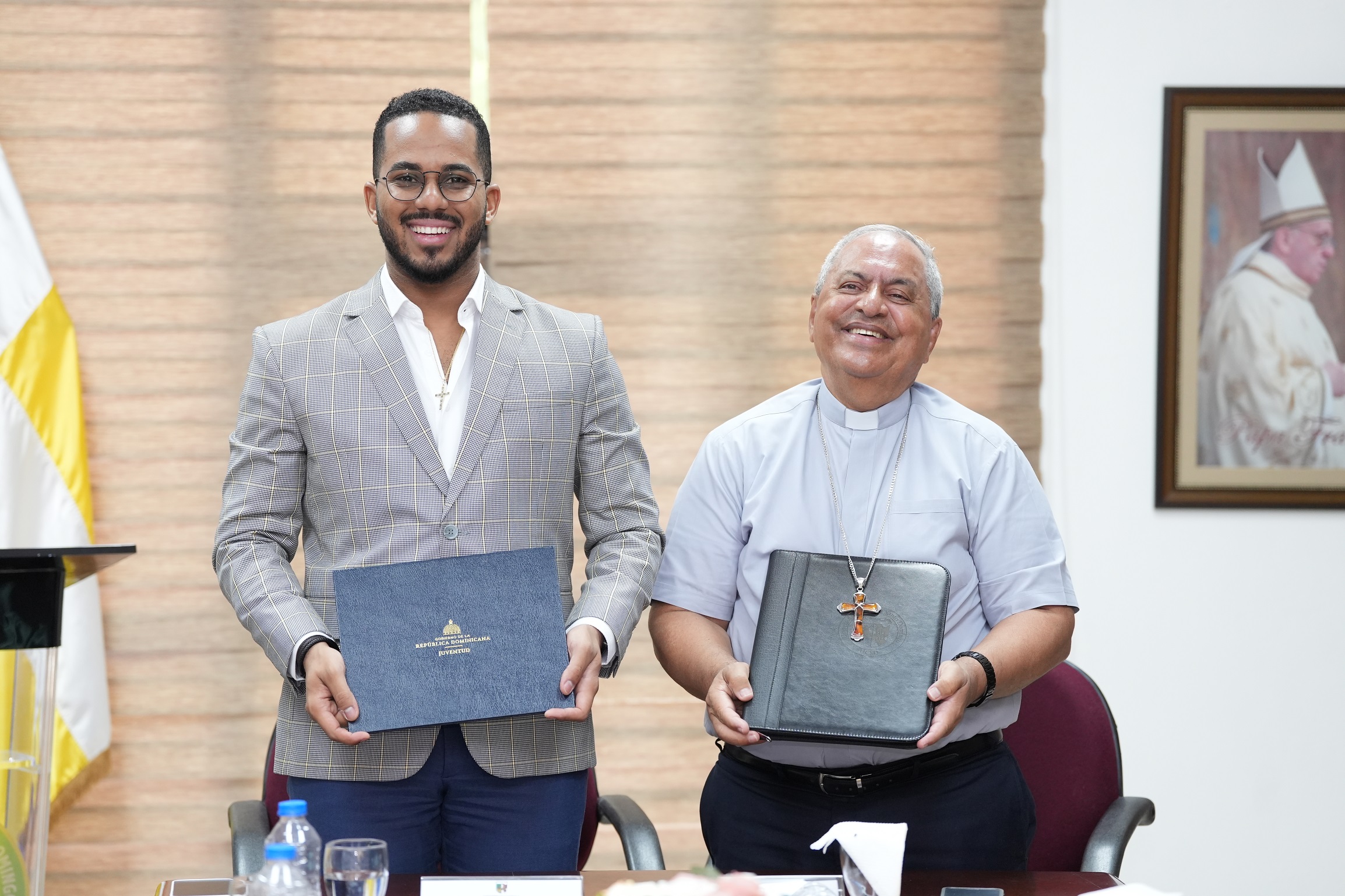REPÚBLICA DOMINICANA: Ministerio de la Juventud y Universidad Católica de Santo Domingo firman acuerdo en beneficio de estudiantes para grado, maestría, postgrado y pasantí...