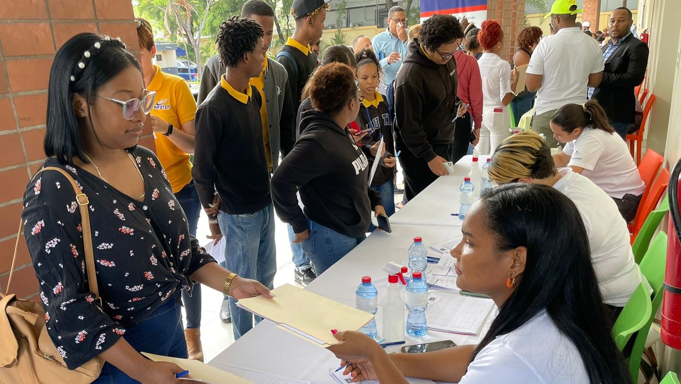 REPÚBLICA DOMINICANA: Más de 200 personas acuden en feria de empleos realizada en INFOTEP