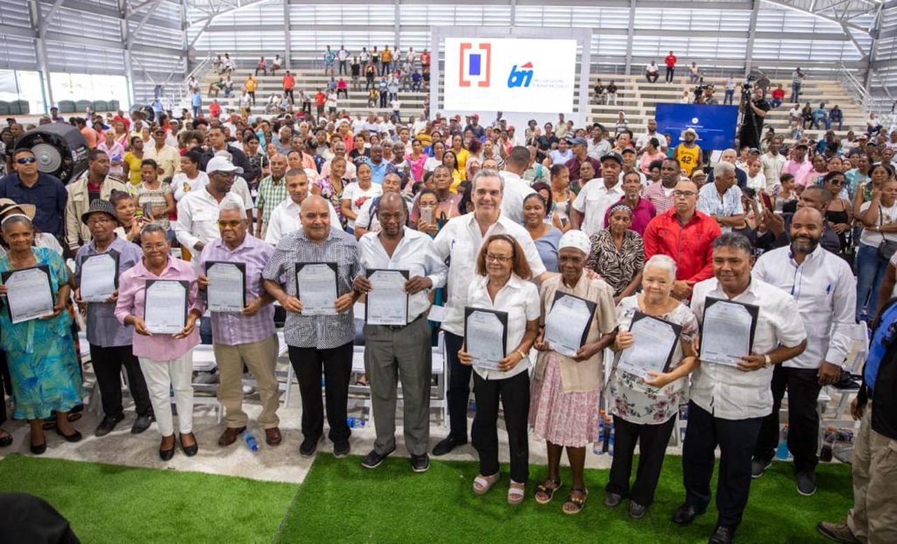 REPÚBLICA DOMINICANA: Presidente Abinader entrega 2,401 certificados de título en La Ciénaga, de un total de 3,366