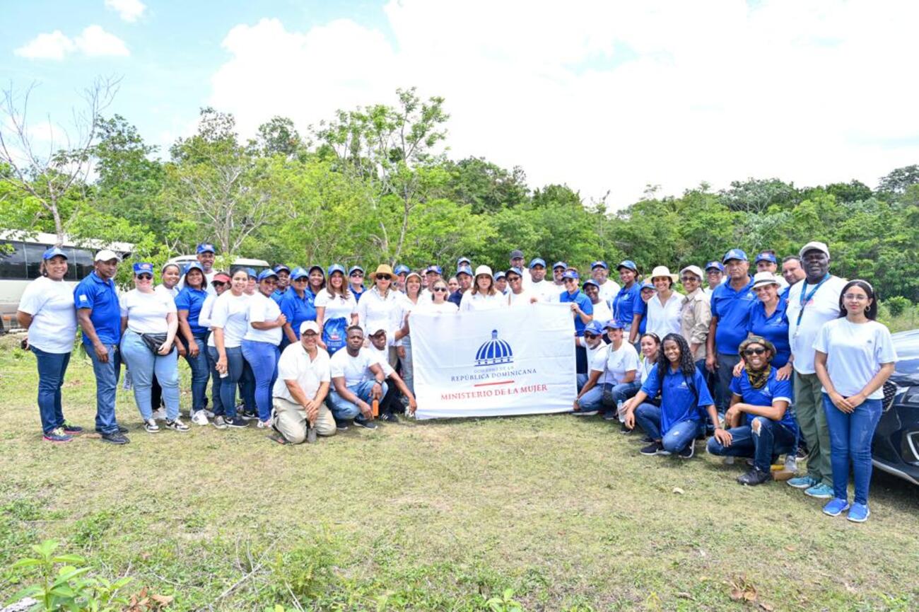 REPÚBLICA DOMINICANA: Ministerio de la Mujer se suma al Plan Nacional de Reforestación; siembra 2,200 plantas en Monte Plata