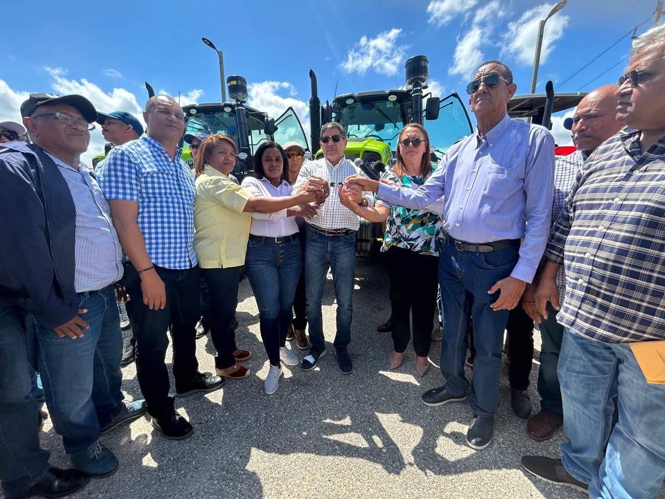 REPÚBLICA DOMINICANA: Productores agropecuarios de San Juan, Azua y Elías Piña agradecen al Gobierno por llevarles 16 tractores y material de siembra