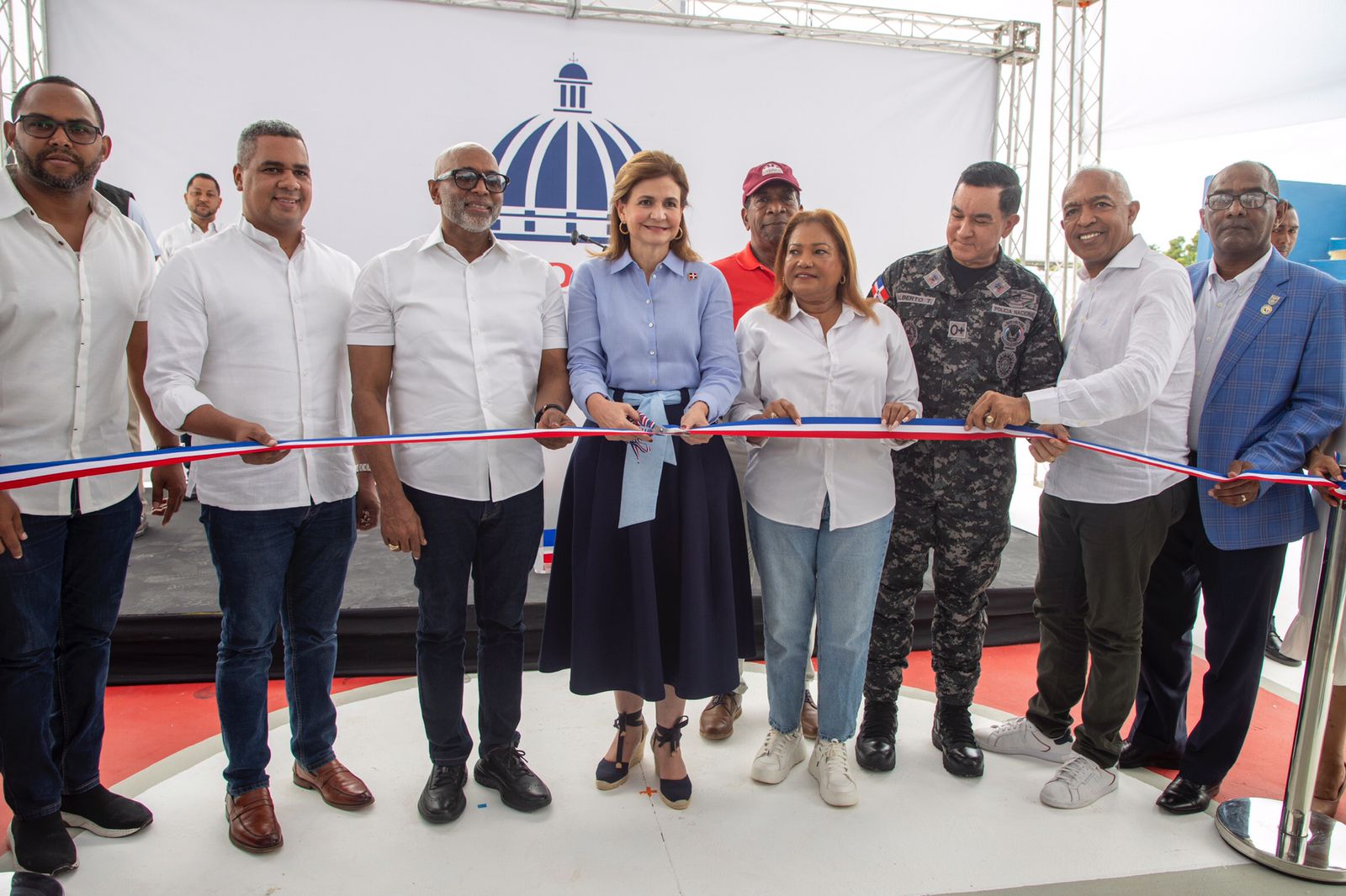 REPÚBLICA DOMINICANA: Vicepresidenta Raquel Peña inaugura Centro Tecnológico La Moneda, un destacamento policial y una cancha de baloncesto y voleibol en Los Tres Brazos