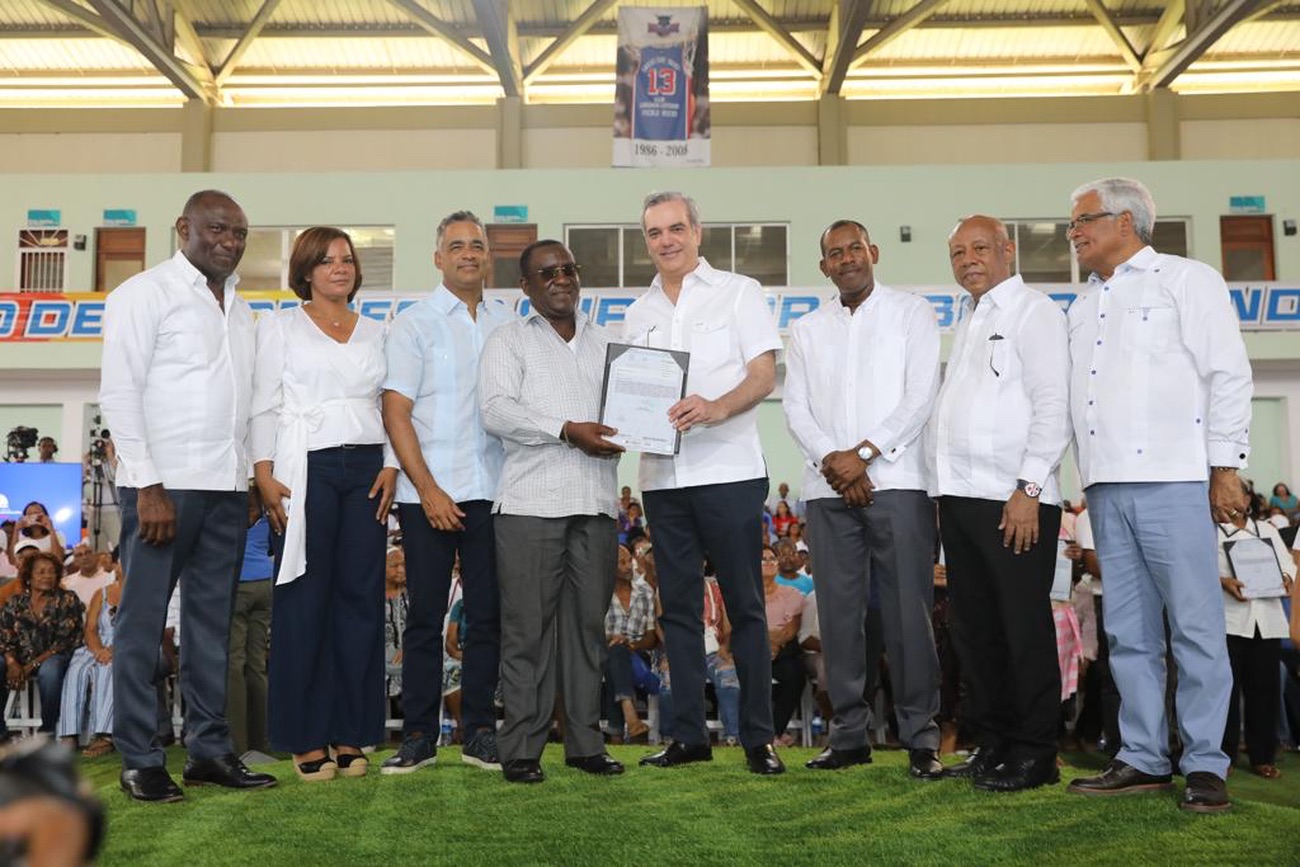REPÚBLICA DOMINICANA: Presidente Abinader entregó 1,280 certificados de títulos a residentes de Sabana Grande de Boyá