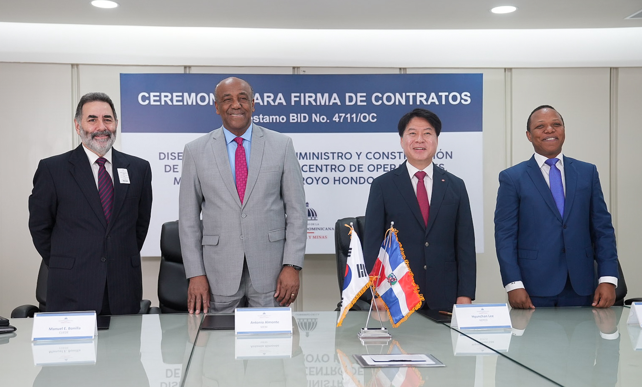 REPÚBLICA DOMINICANA: Energía y Minas firma contrato con empresa KEPCO para construir y mejorar subestaciones eléctricas