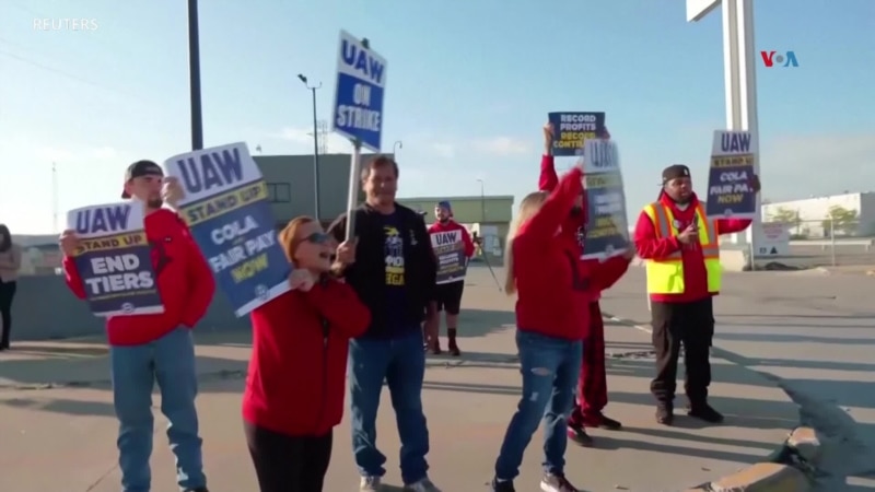 Trabajadores de tres plantas automotrices en Detroit se declaran en huelga