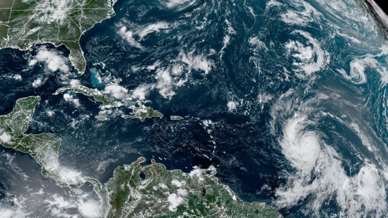 Huracán Lee avanza en el Atlántico tras convertirse en primera tormenta de categoría 5 de la temporada