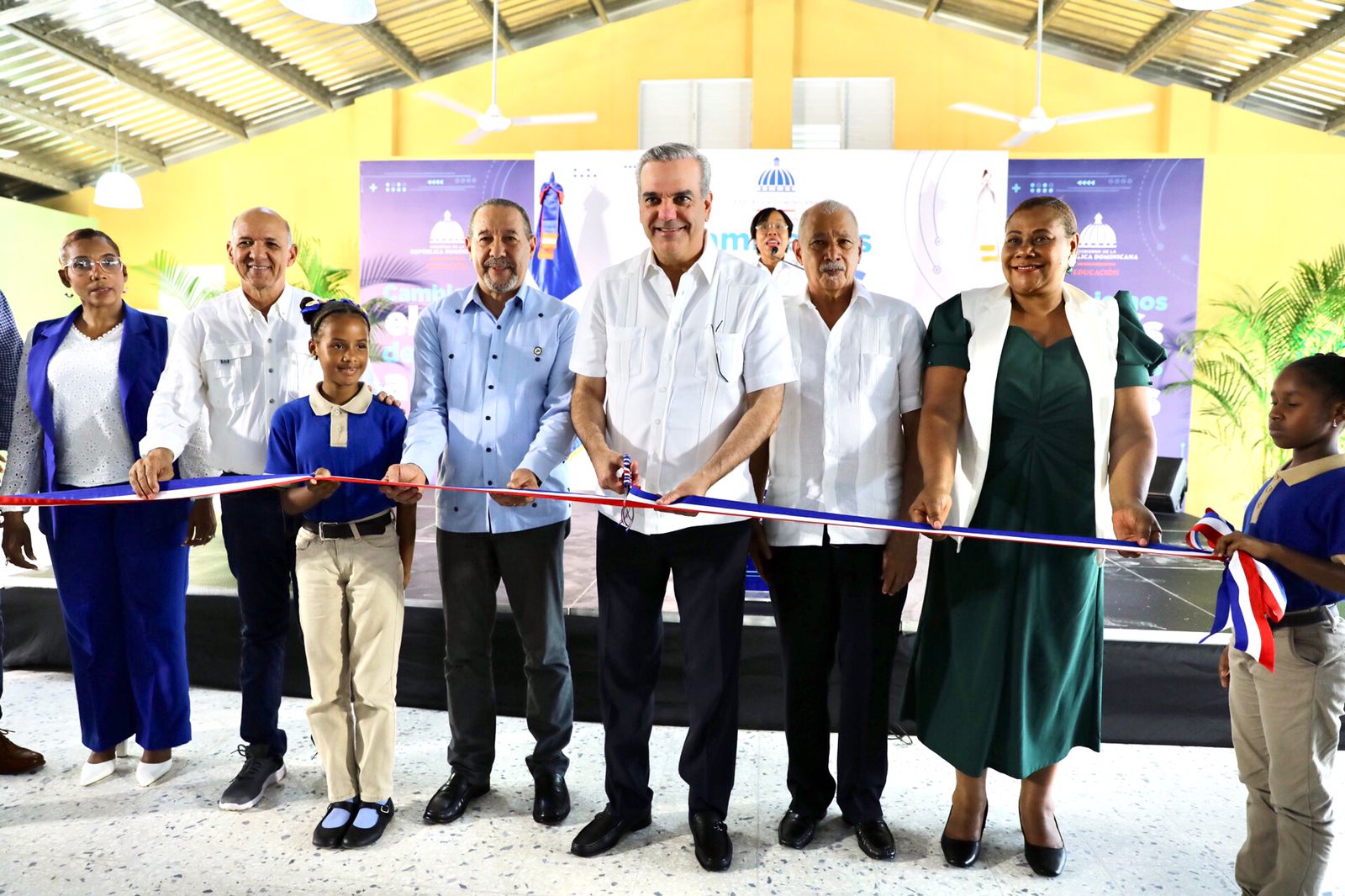 REPÚBLICA DOMINICANA: Presidente Abinader inaugura escuela básica en Sabana Perdida; beneficiará a 800 alumnos