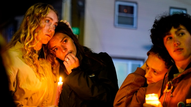 Más de 1.000 personas rinden homenaje a víctimas del tiroteo en Maine