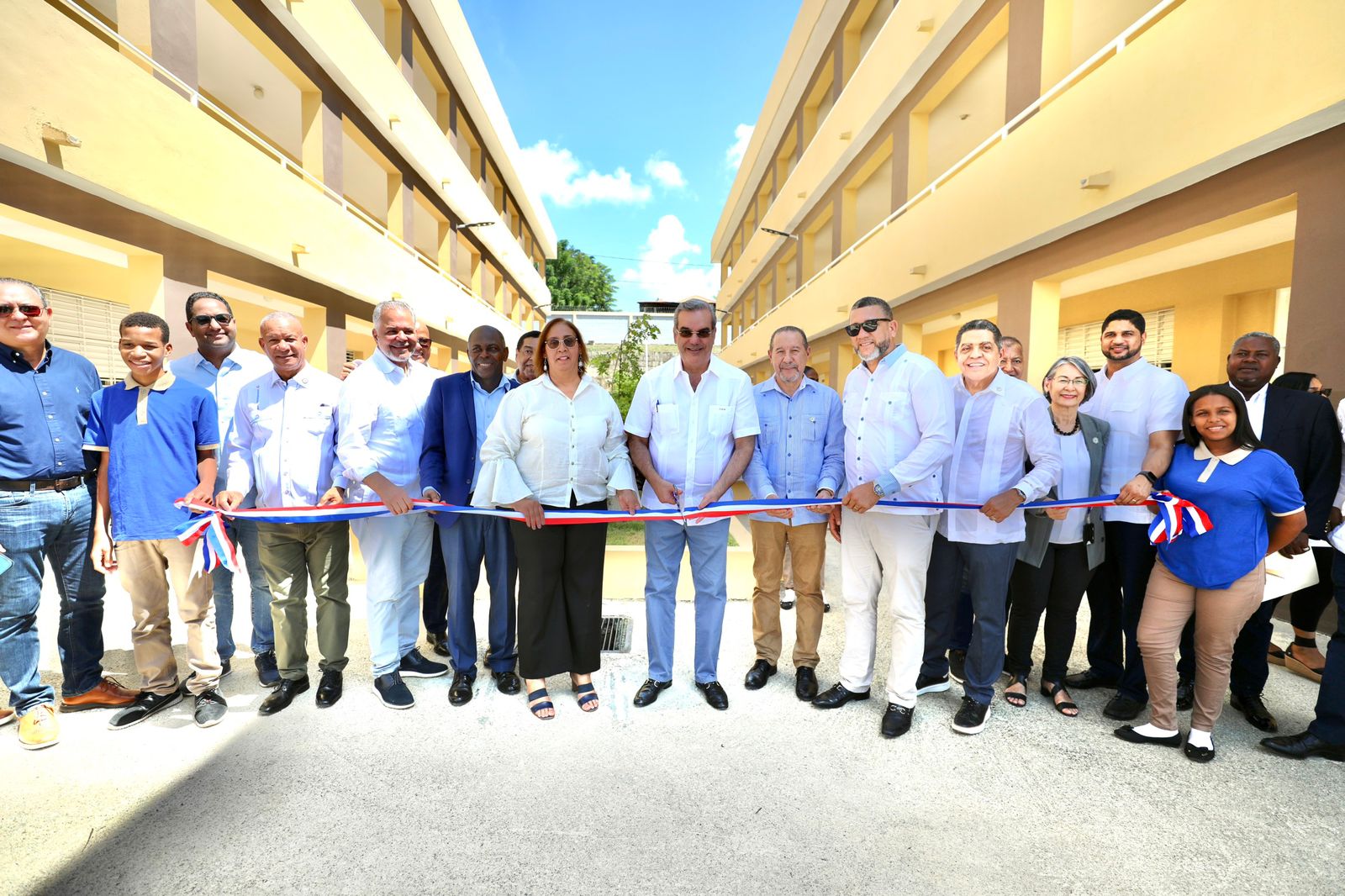 REPÚBLICA DOMINICANA: Presidente Abinader inaugura liceo secundario en Villa Altagracia con una inversión de RD 127.08 millones