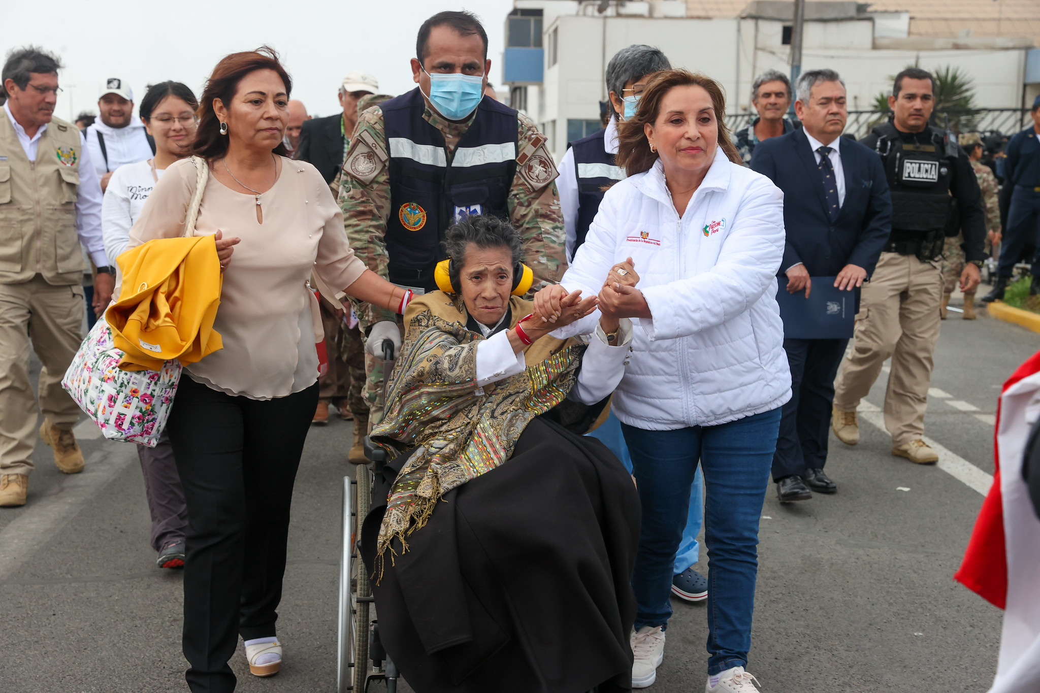 PERÚ: Presidenta Boluarte llegó a Lima junto a 25 compatriotas repatriados de Israel y anunció compra de dos aviones para vuelos humanitarios