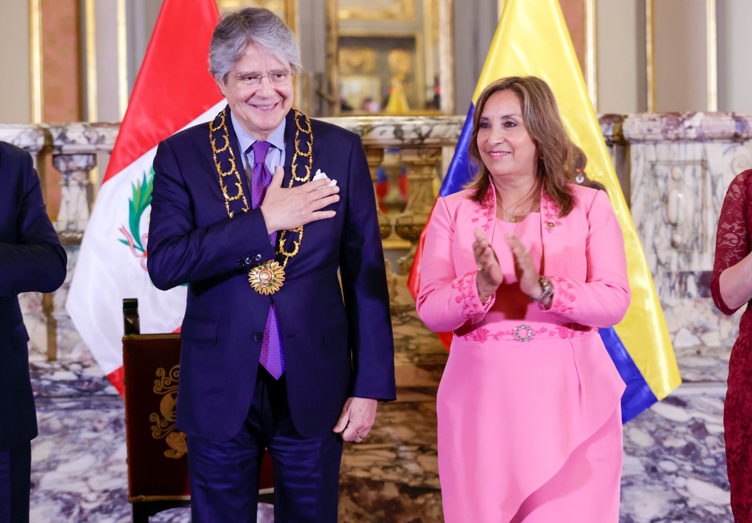 PERÚ: Presidenta Boluarte condecoró a su homólogo Guillermo Lasso por su compromiso con el desarrollo y la integración del Perú y Ecuador