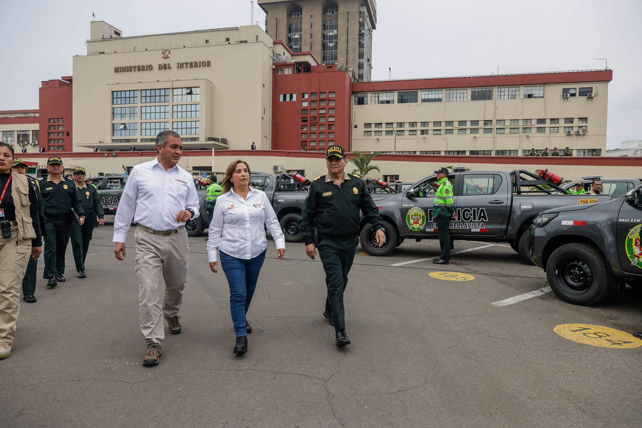 PERÚ: Presidenta Boluarte entrega moderno lote de 150 camionetas para fortalecer patrullaje policial en Lima y Callao y enfrentar la delincuencia