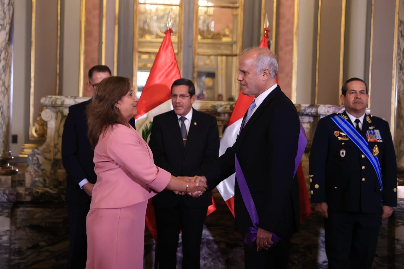 PERÚ: Presidenta Boluarte condecoró a embajador y tripulación de la FAP que rescató a peruanos de la zona de conflicto en Israel