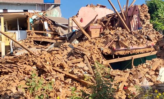 Los equipos de la ONU responden al mortífero terremoto en el oeste de Nepal