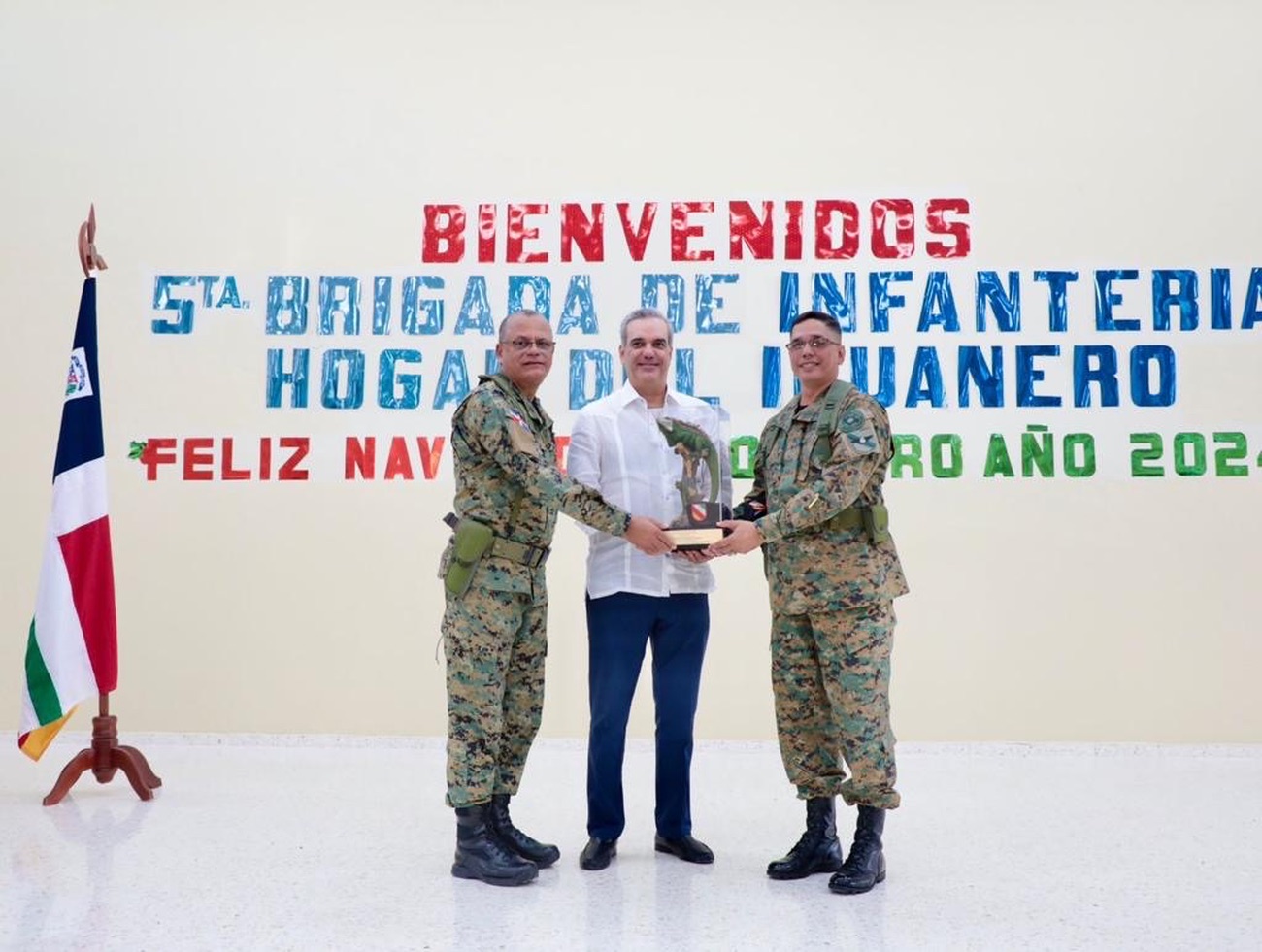 REPÚBLICA DOMINICANA: Presidente Abinader almuerza con comunitarios de la región Enriquillo en Barahona y con miembros 5ta. Brigada de Infantería del ERD