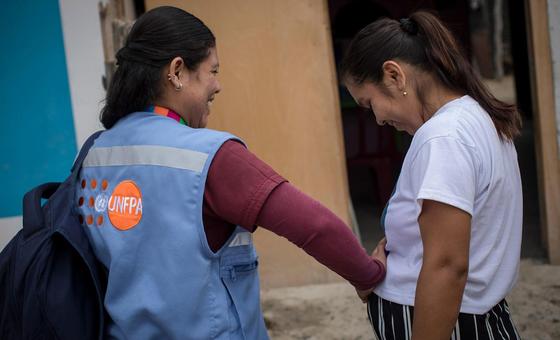En medio de las inundaciones en Perú, las comadronas van de puerta en puerta y atienden a miles de personas