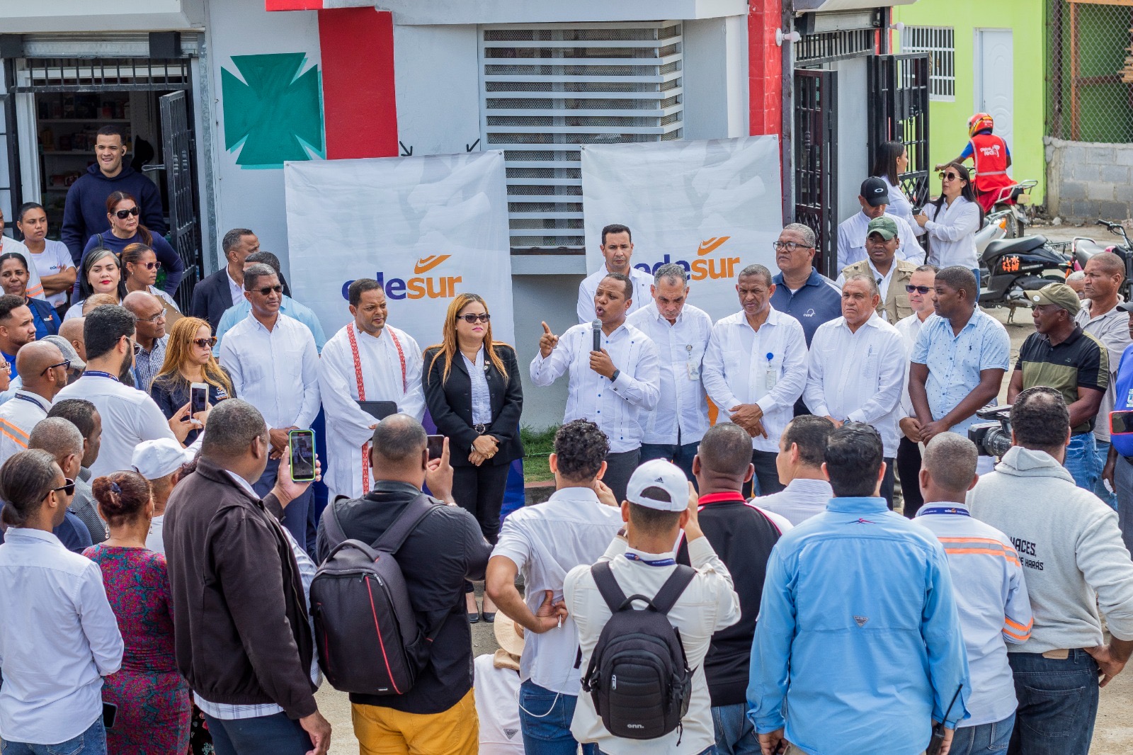 REPÚBLICA DOMINICANA: Edesur da primer palazo para rehabilitar redes, iluminar y electrificar la comunidad La Bombita, de Azua