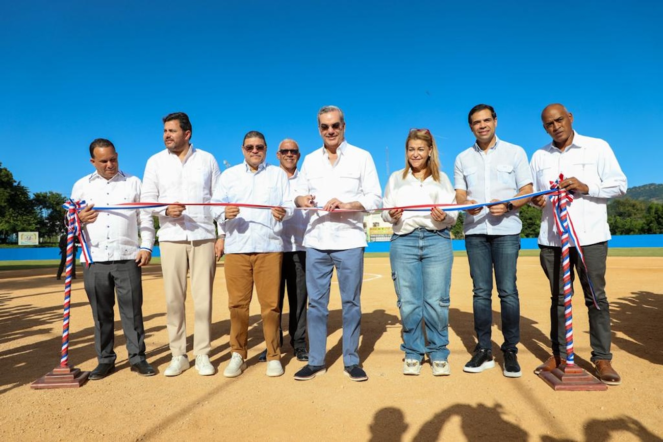 REPÚBLICA DOMINICANA: Presidente Luis Abinader entrega el estadio de softbol del Complejo Deportivo y el Polideportivo