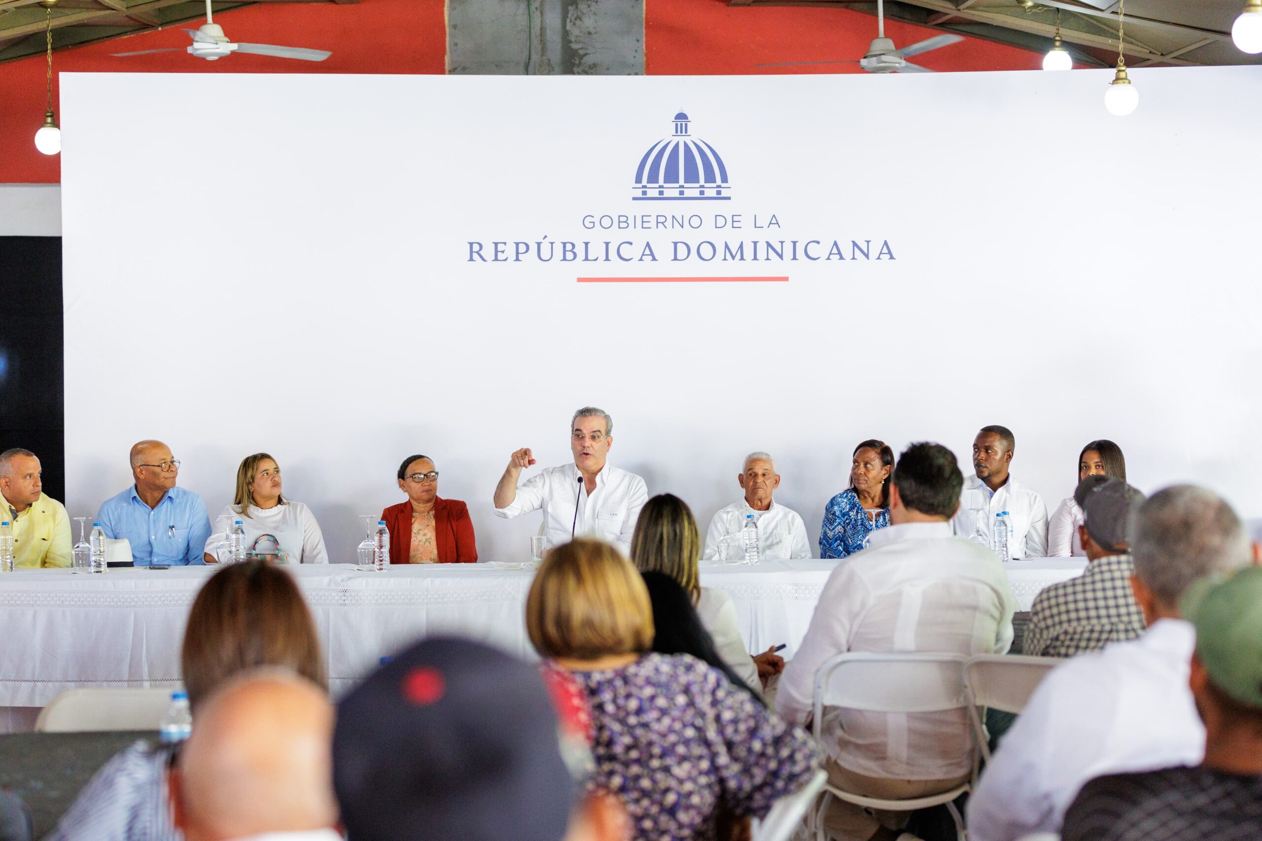 REPÚBLICA DOMINICANA: Presidente Luis Abinader almuerza con comunitarios de San José de Ocoa