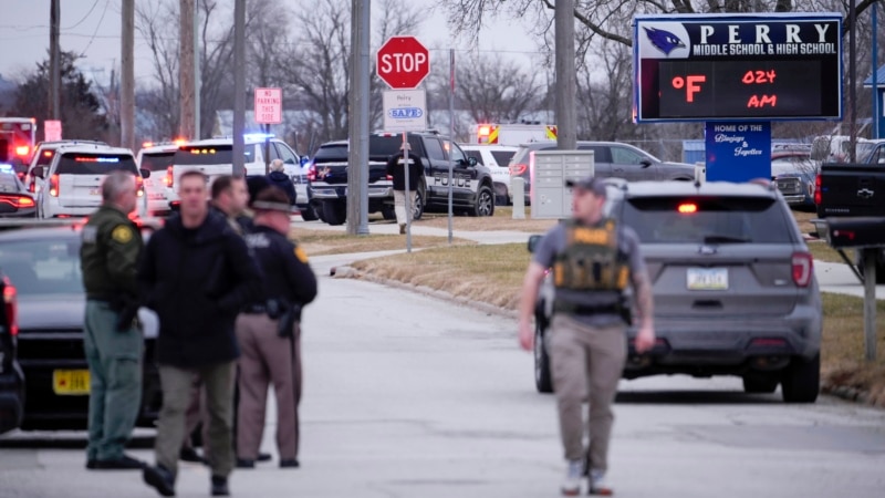 Policía dice que varias personas recibieron disparos en una escuela secundaria en Iowa; el sospechoso está muerto