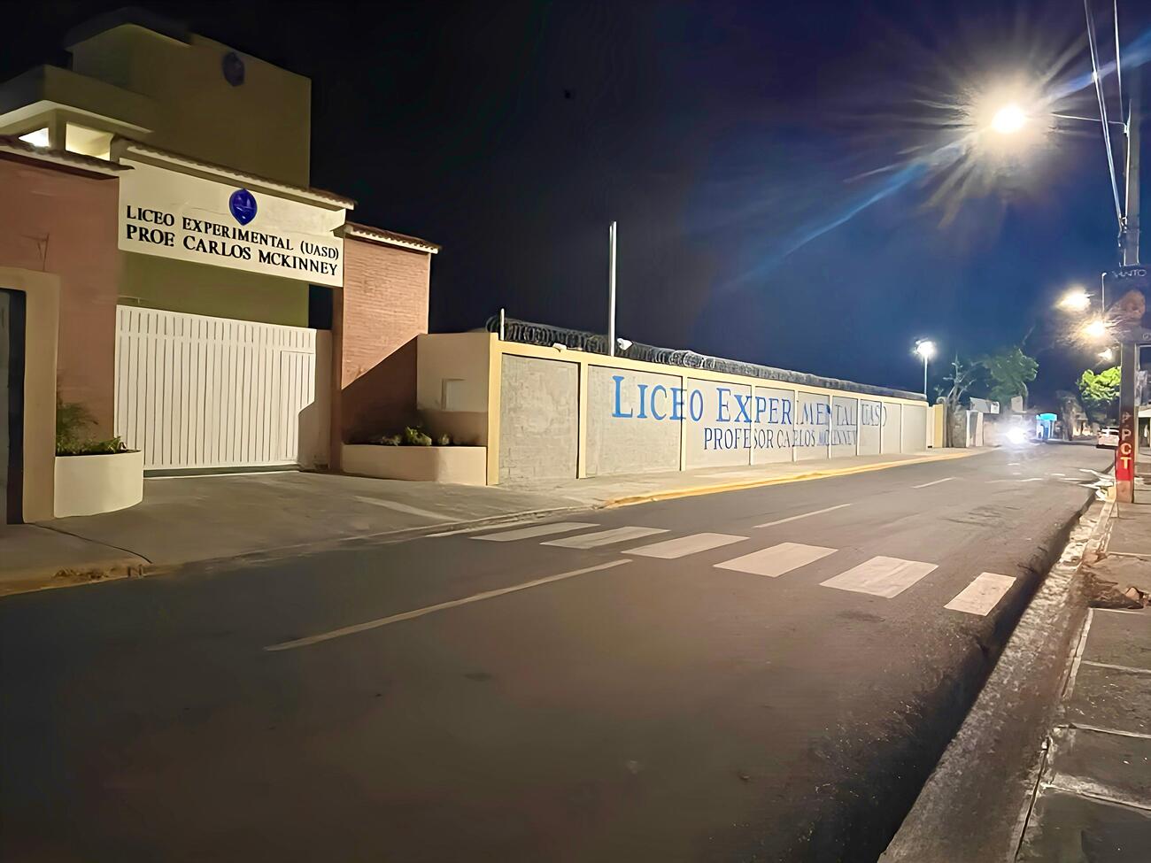 REPÚBLICA DOMINICANA: Edesur ilumina calles periféricas del nuevo liceo experimental de la UASD, en Baní