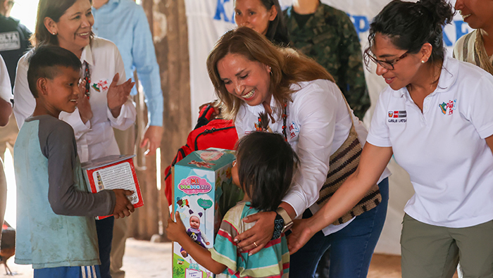 PERÚ: Presidenta Boluarte lleva ayuda humanitaria, suministros médicos y vestimenta a comunidad amazónica Yomibato
