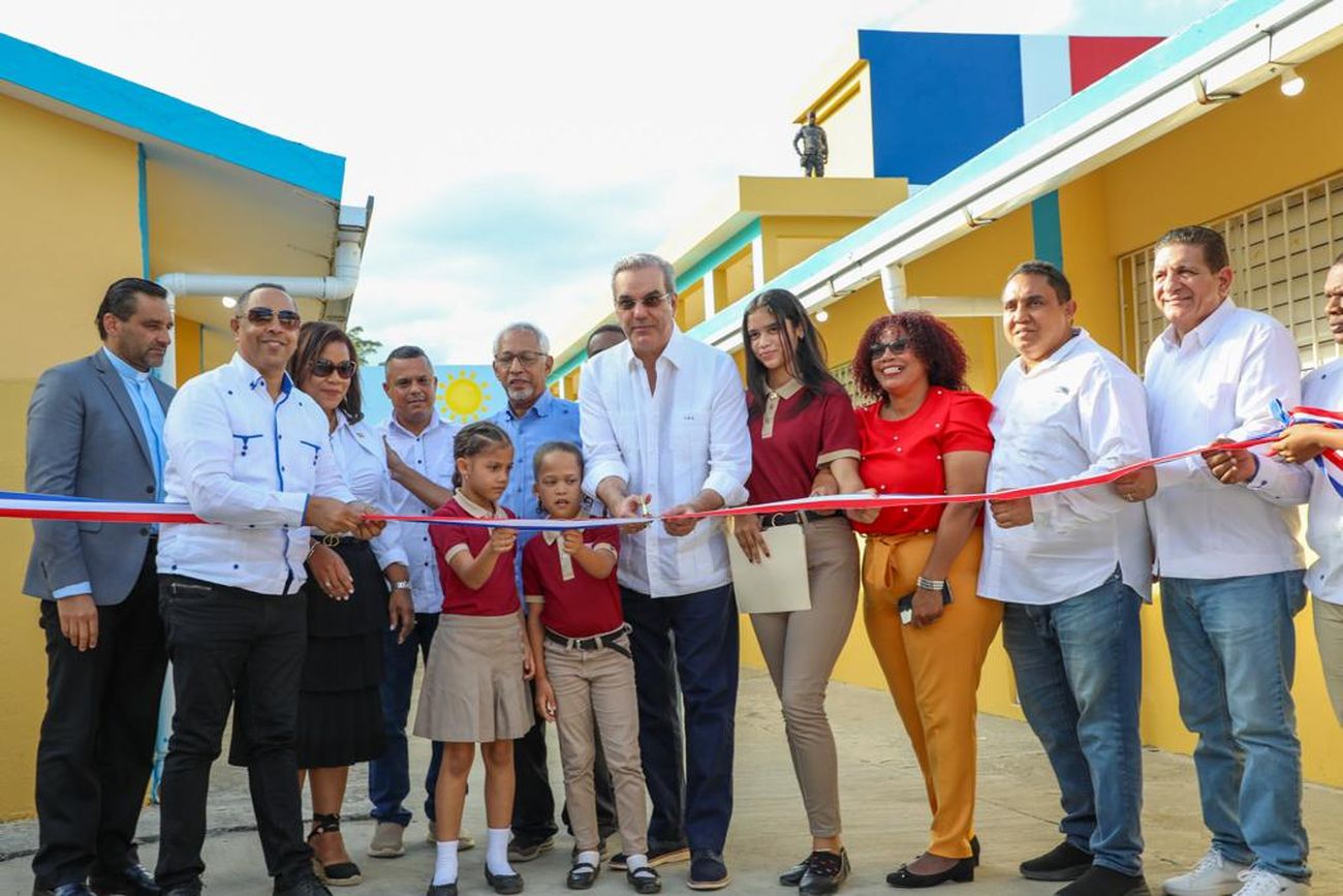 REPÚBLICA DOMINICANA: Presidente Abinader inaugura Escuela Básica Bienvenido del Castillo