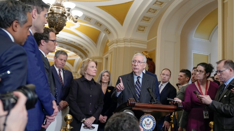 Senadores de EEUU intentan concretar acuerdo fronterizo; ayuda a Ucrania pende de un hilo