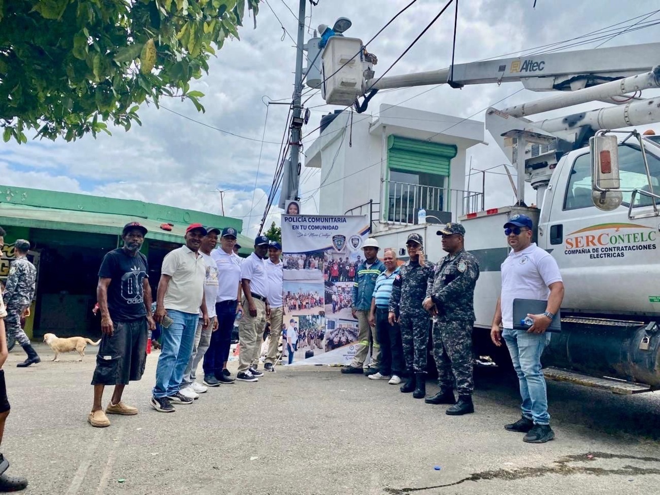 REPÚBLICA DOMINICANA: Policía Comunitaria trabaja en iluminación y reparación calles sector La Zurza