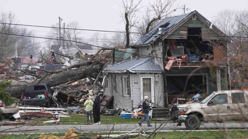 Al menos 3 personas mueren por tornados que azotaron centro de EEUU