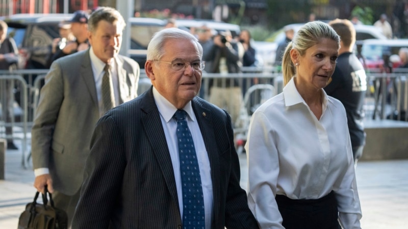 Senador Menendez y su esposa tendrán juicios por separado en proceso por acusaciones de soborno