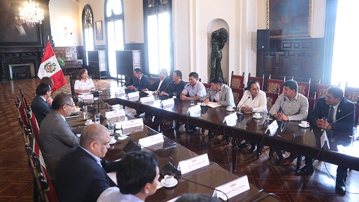 PERÚ: Presidenta Boluarte se reunió con alcaldes distritales para impulsar obras en todas las regiones del país