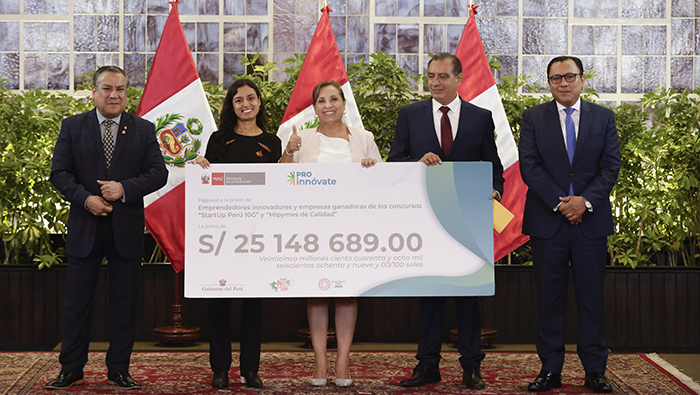 PERÚ: Presidenta Boluarte premió a más de 460 emprendedores y microempresarios