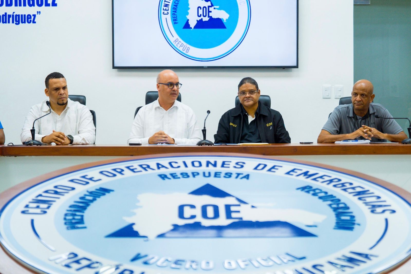 REPÚBLICA DOMINICANA: Ministro Igor Rodríguez visita el COE para dar seguimiento a la vaguada; 28 provincias en alerta