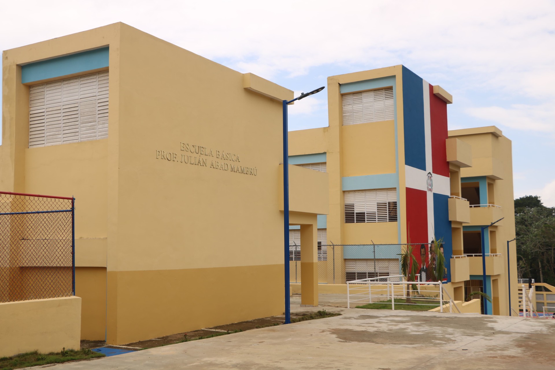 REPÚBLICA DOMINICANA: Ministerio de Educación entrega escuelas básicas en el Distrito 15-06 de Santo Domingo