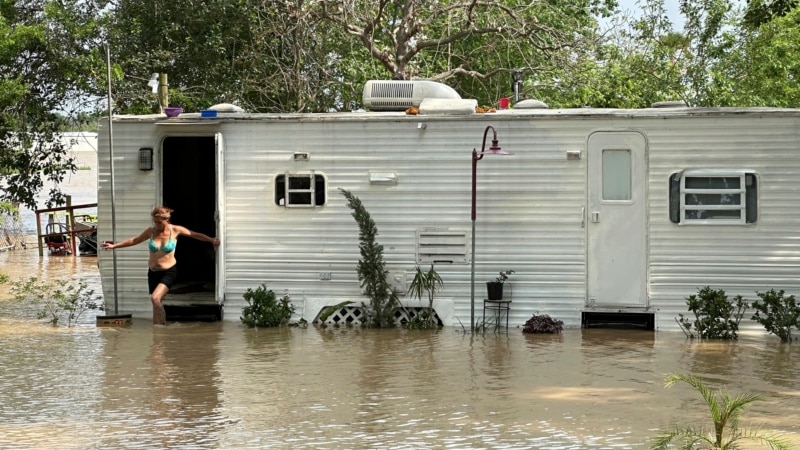 Rescatan a cientos de personas de inundaciones en Texas y se esperan más lluvias