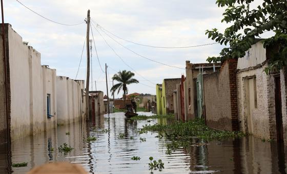 Graves inundaciones desplazan a cientos de miles de personas en África oriental