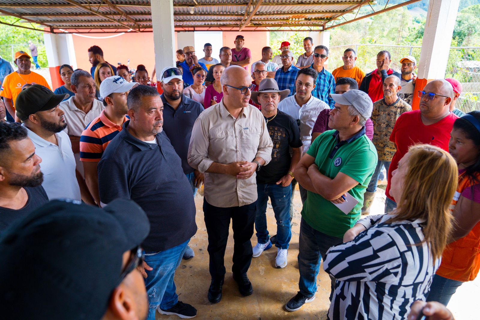 REPÚBLICA DOMINICANA: Ministro Igor Rodríguez visita 5 provincias en alerta roja; entrega ayudas a familias afectadas por las lluvias
